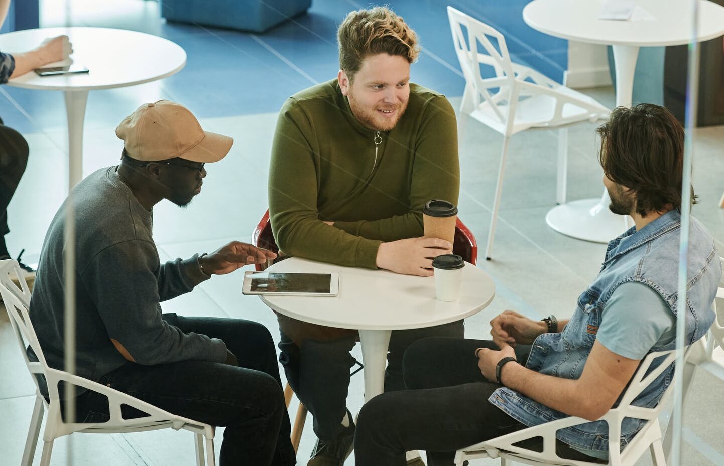 bild på människor som samtalar Pratcafé i Håbo