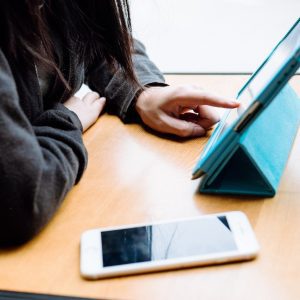 Person som använder surfplatta.