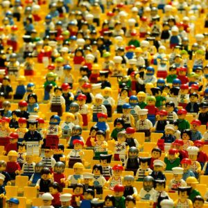 Foto av folkmassa av legofigurer Enköpingsmässan