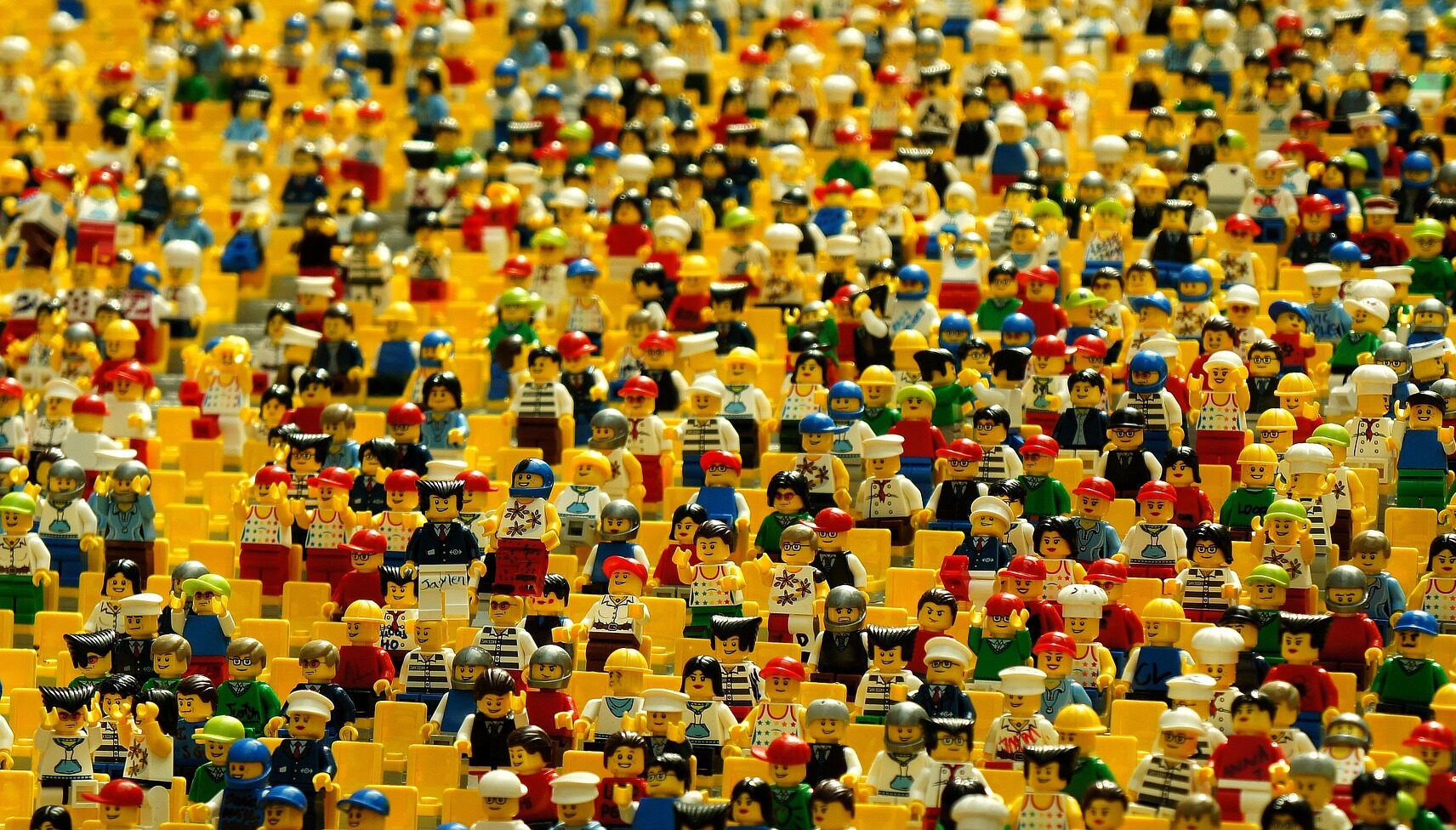 Foto av folkmassa av legofigurer Enköpingsmässan