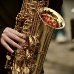 Person som spelar saxofon