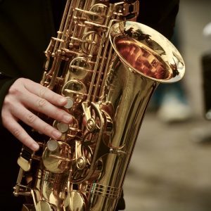 Person som spelar saxofon