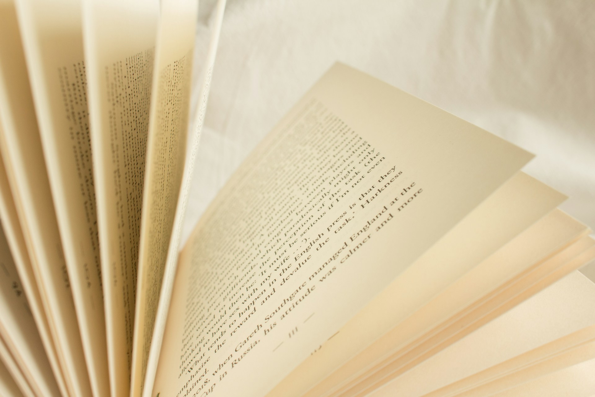 Bild hämtad 2024-06-10: https://unsplash.com/photos/white-book-page-on-white-textile-plbb7pkEjkQ?utm_content=creditShareLink&utm_medium=referral&utm_source=unsplash