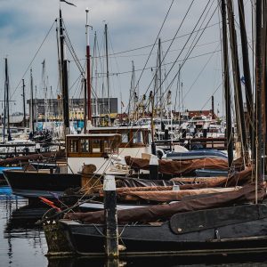 Foto på en hamn med segelbåtar