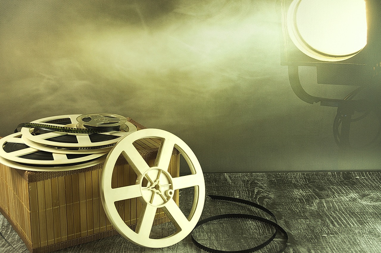 Klassiska filmrullar ligger staplade på varandr