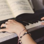 Närbild av händer som spelar piano.