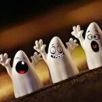 Tre gulliga spöken stökar på Halloween