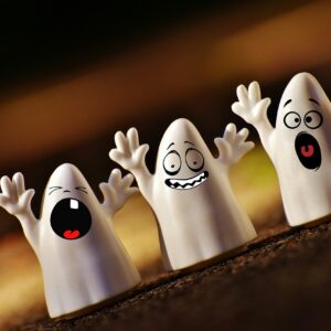 Tre gulliga spöken stökar på Halloween