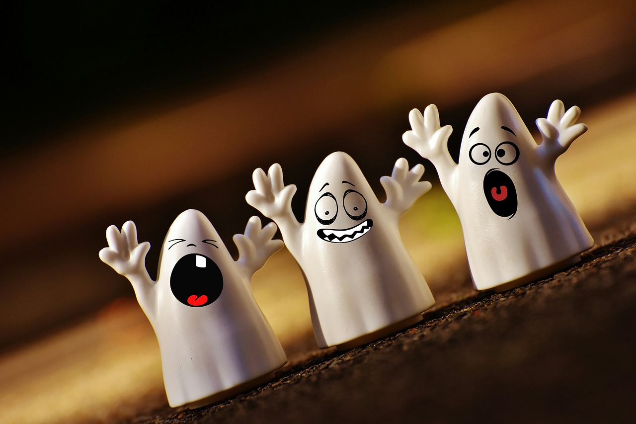 Tre gulliga spöken stökar på Halloween