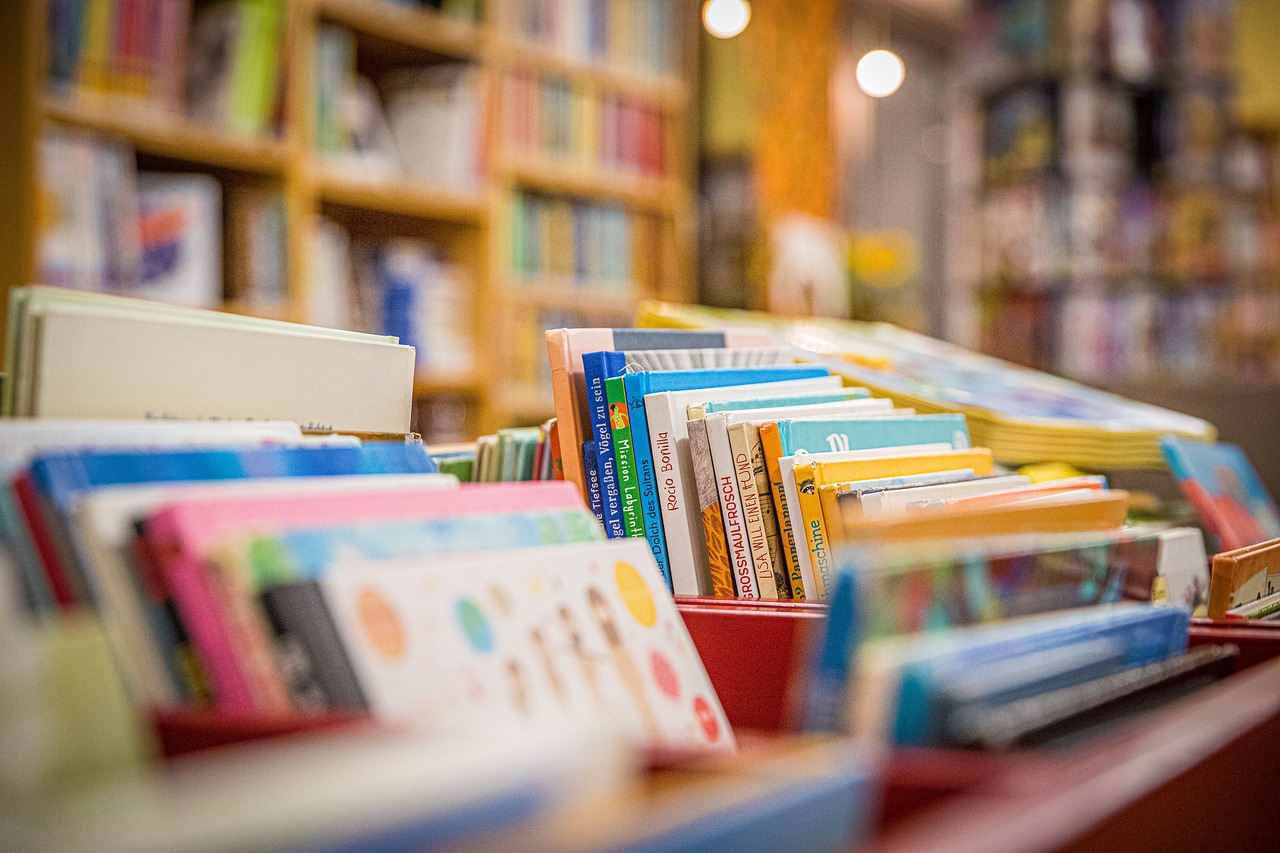 Böcker i bokhyllor i ett bibliotek.