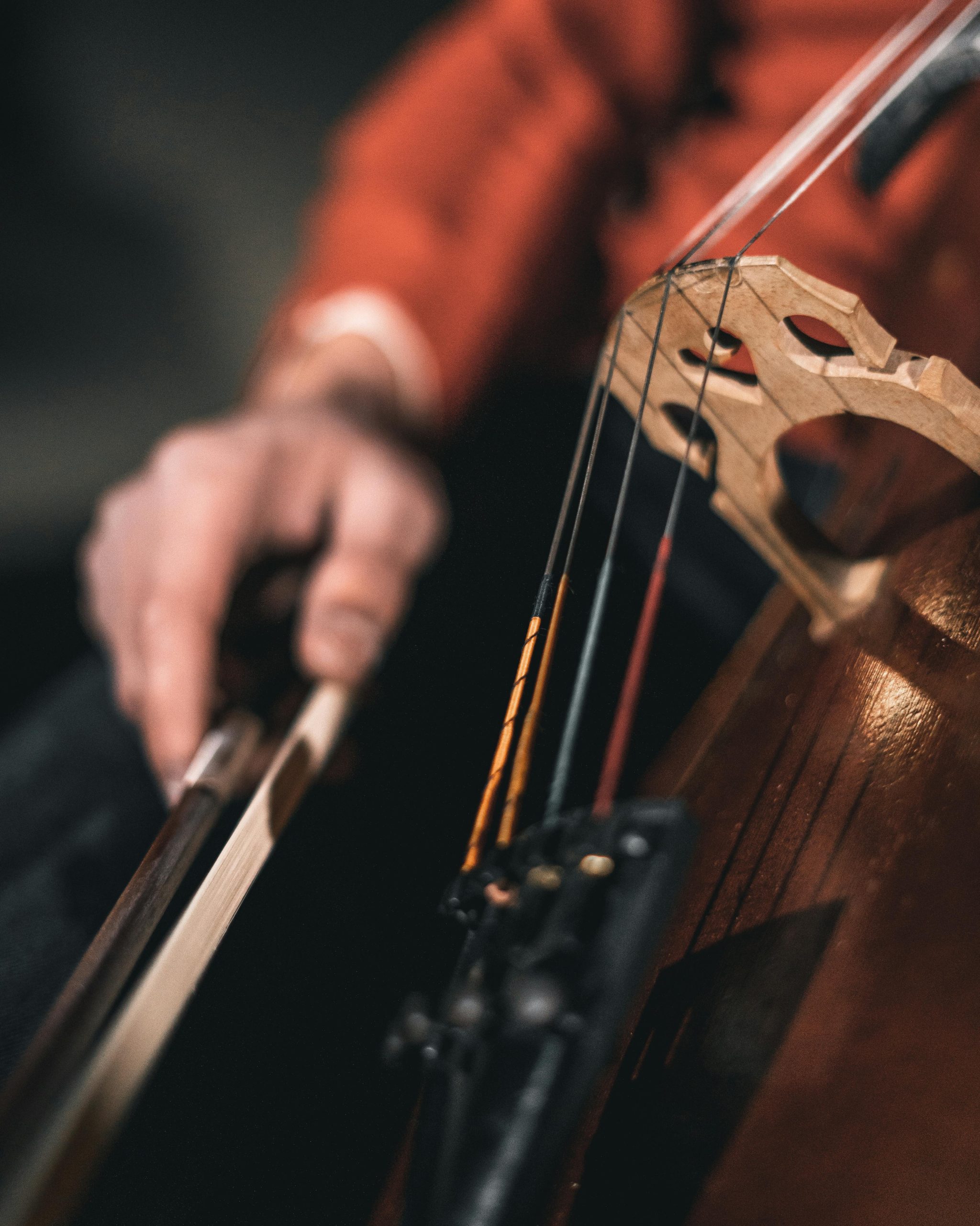 Hand som spelar cello
