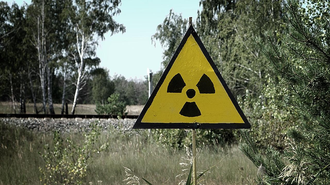 Bild på en gul radioaktiv varningsskylt Anna Jansson Isberg – Svart händelse