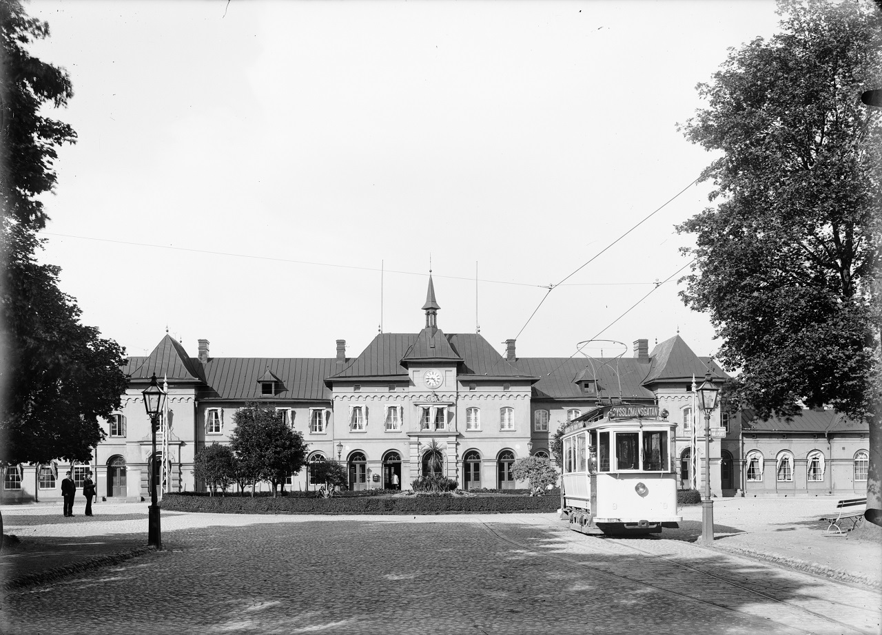 Spårvagn och Uppsala centralstation från Bangårdsgatan