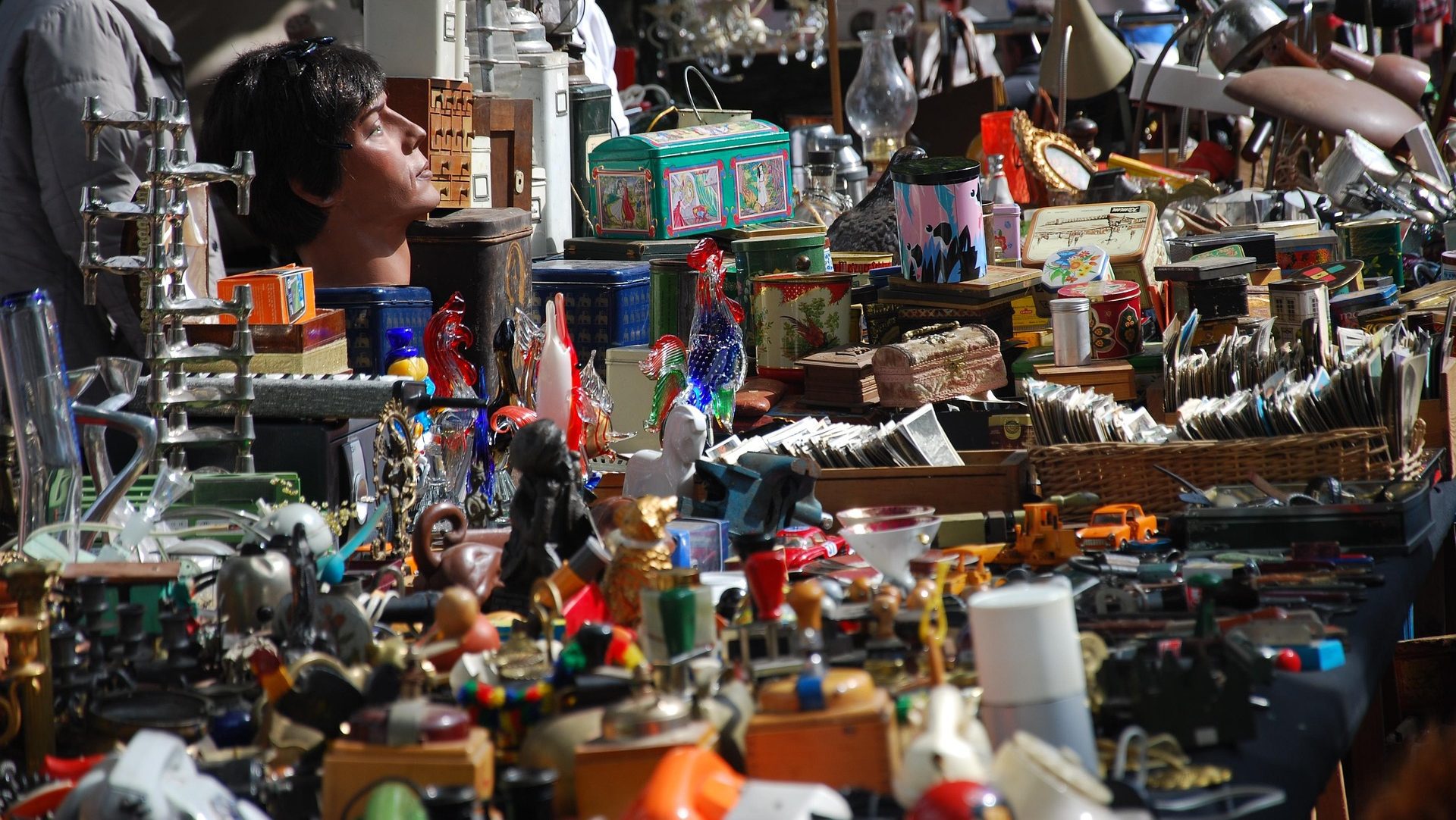 Genrebild på loppmarknad.