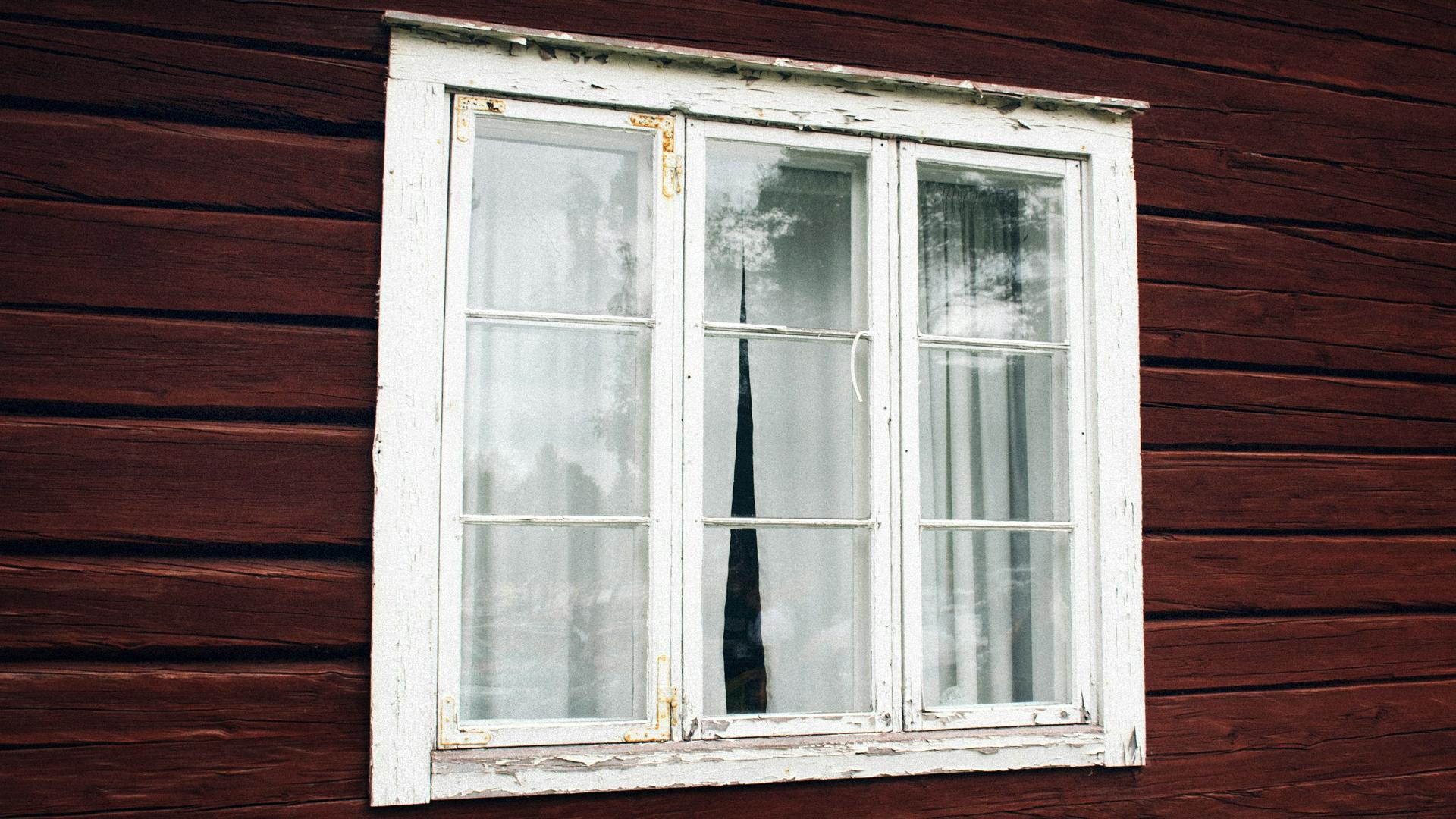 Gammalt fönster på hus.
