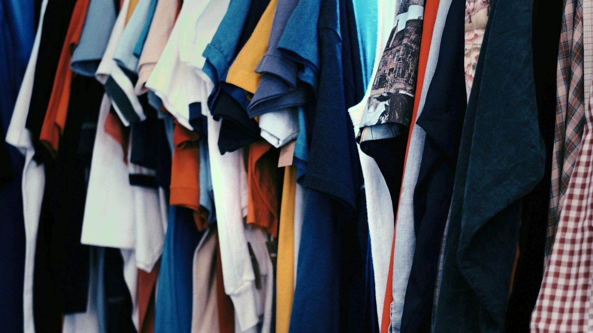 Kläder som hänger på en klädstång.