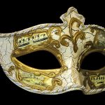 mask för ansiktet i vitt och guld med mörk bakgrund
