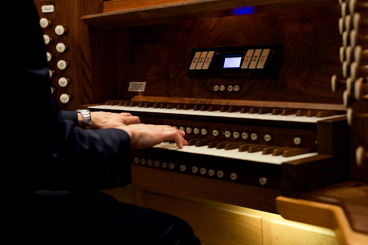person spelar på orgel