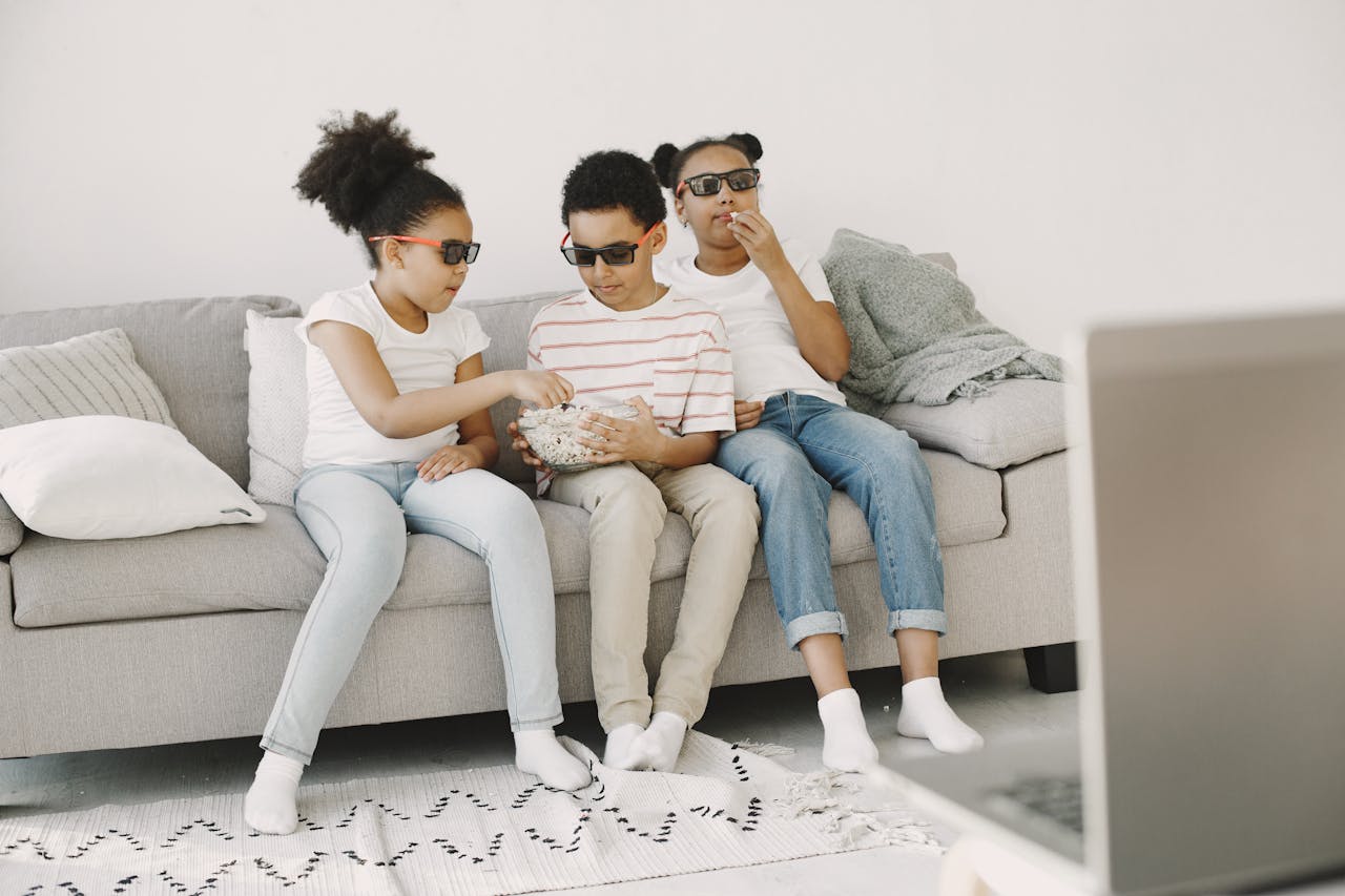 Barn som äter popcorn