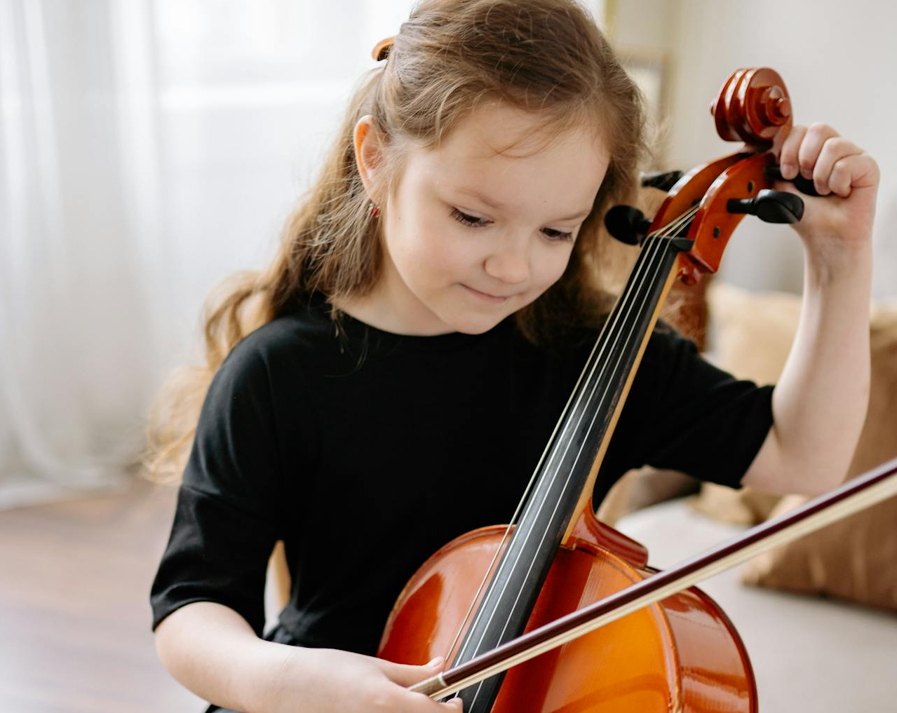 Barn spelar cello