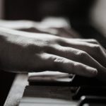 dekorativ bild Två och en Flygel Sensommarkonsert med blåskvintett och piano