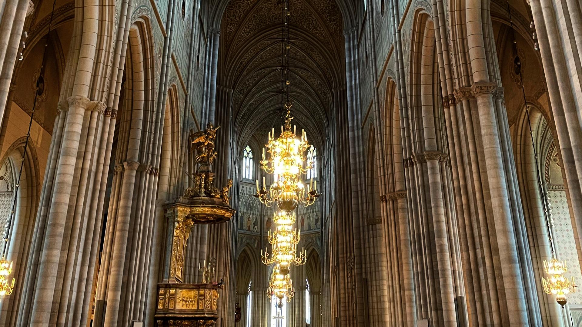 Foto av Uppsala domkyrkas interiör.