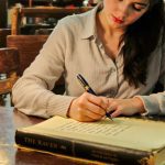 Ungdom skriver poesi.