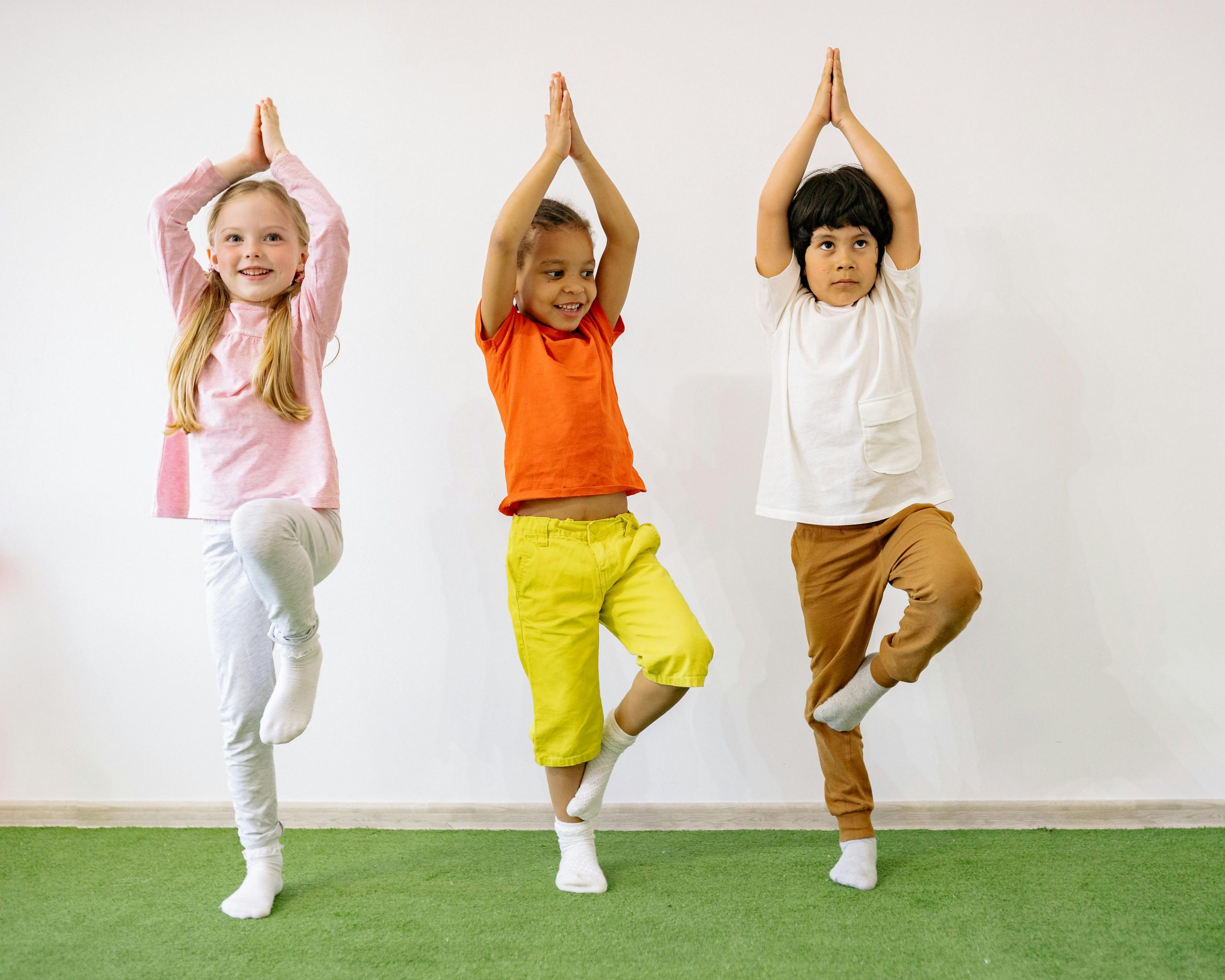 Barn i yogaposition