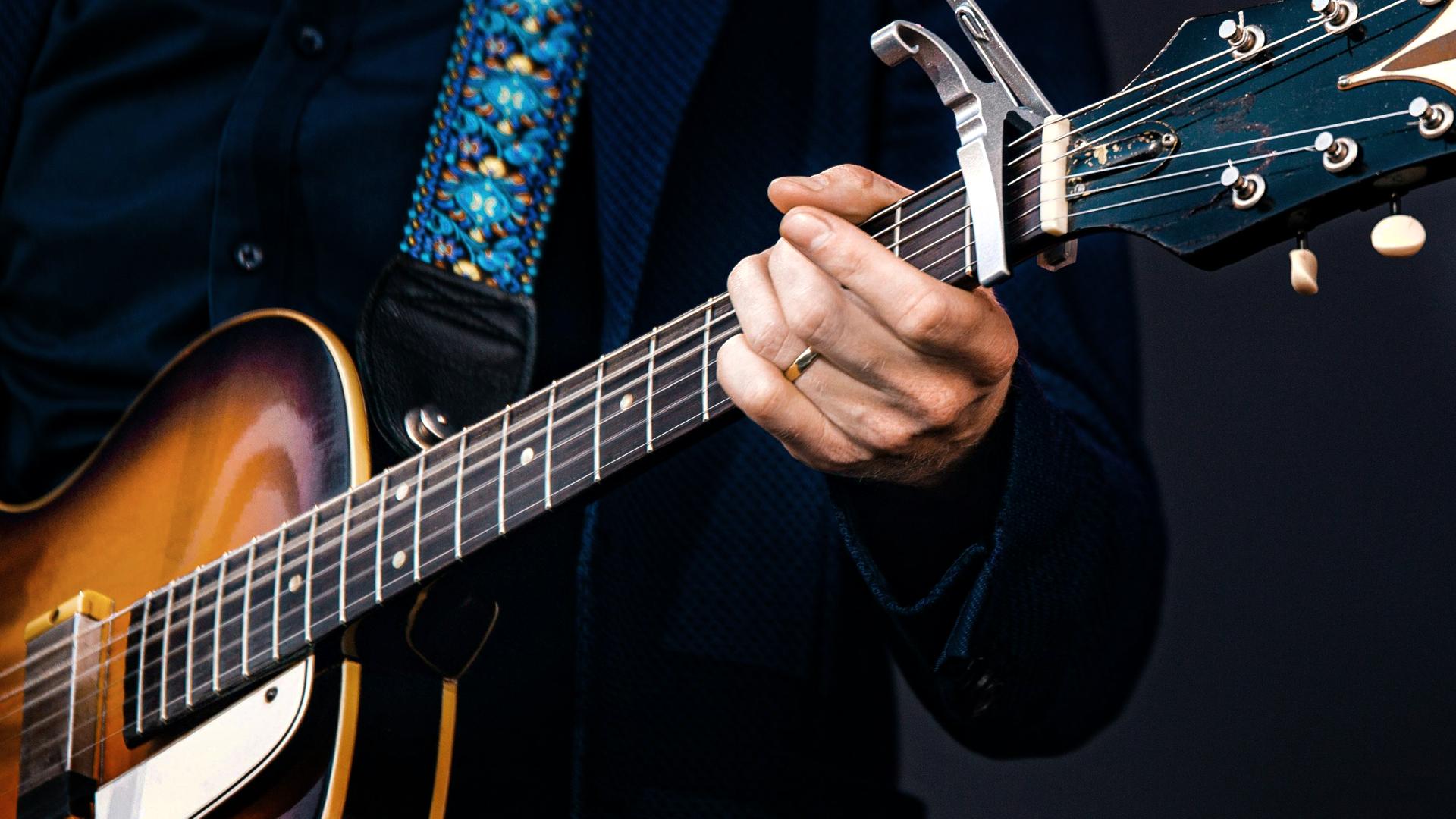 dekorativ bild musik gitarr Kvällsmusik med Viktor Odeheim