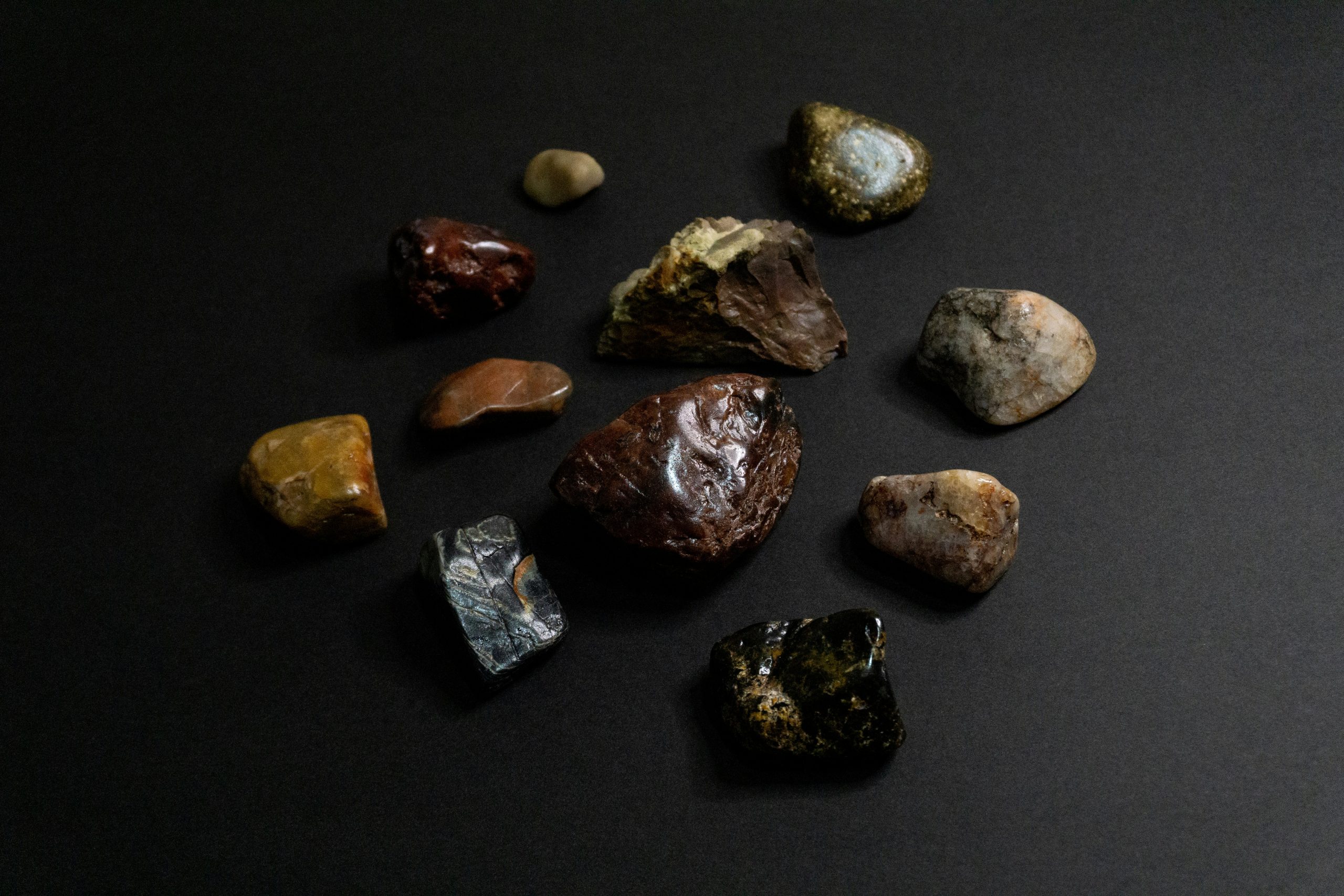 En hög med stenar ovanpå en svart bakgrund