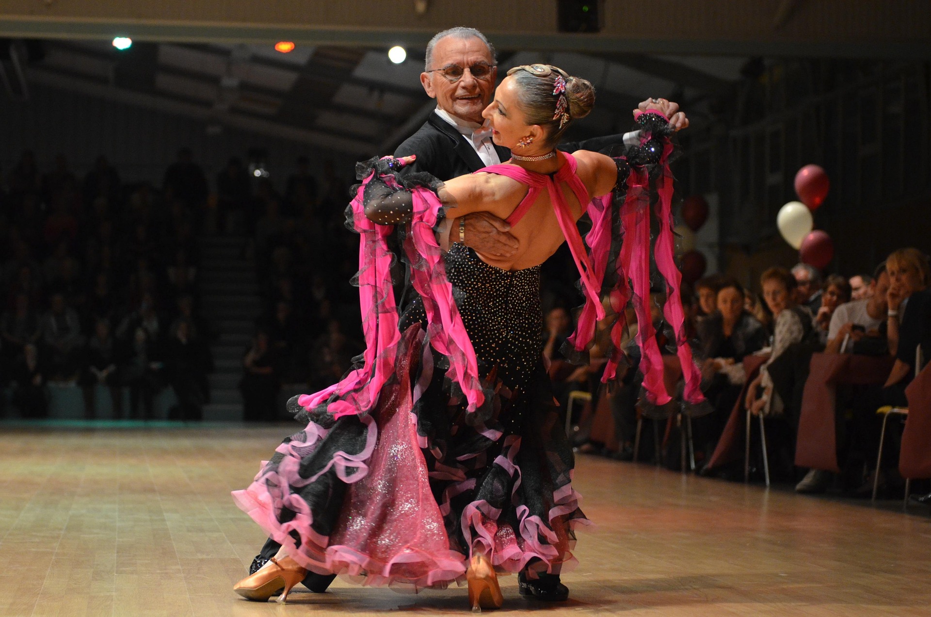 Uppklätt par som dansar inför publik