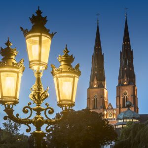 Uppsala domkyrka med lyktor i förgrunden