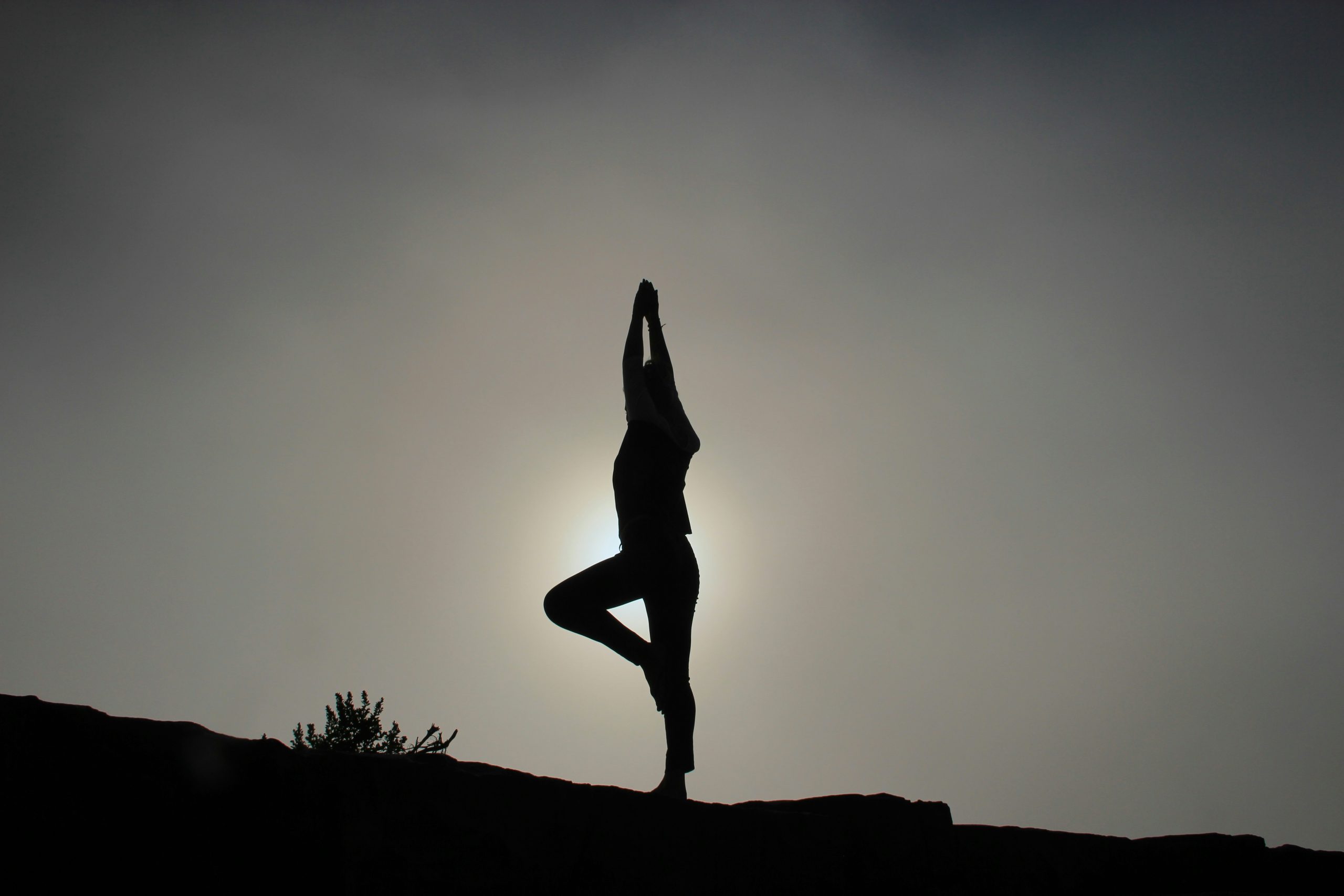 En svartvit bild på en kvinna som gör en yogapose