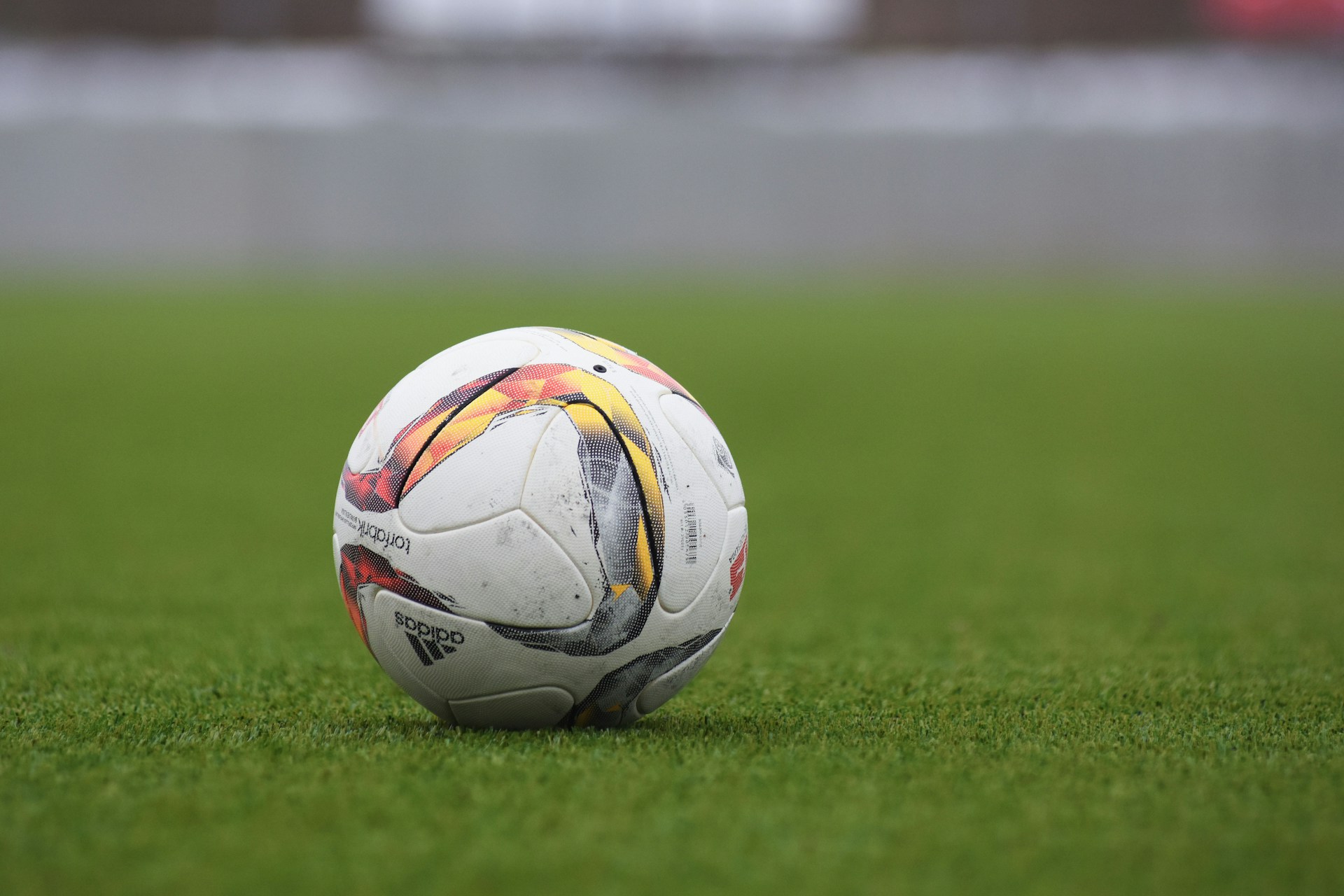 Vit fotboll på fotbollsplan