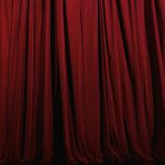 Neddragna röda teater gardiner.