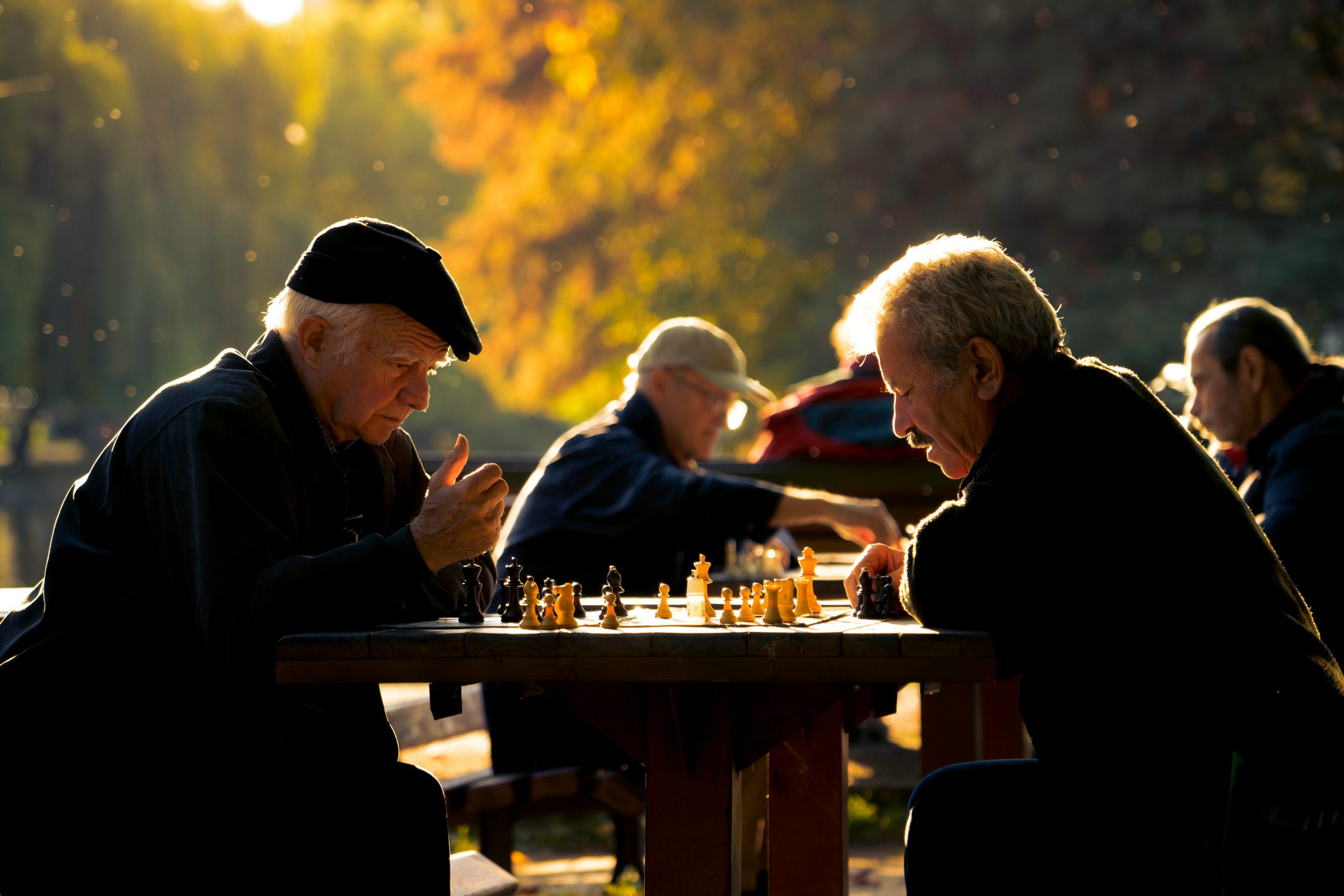 Två män spelar schack