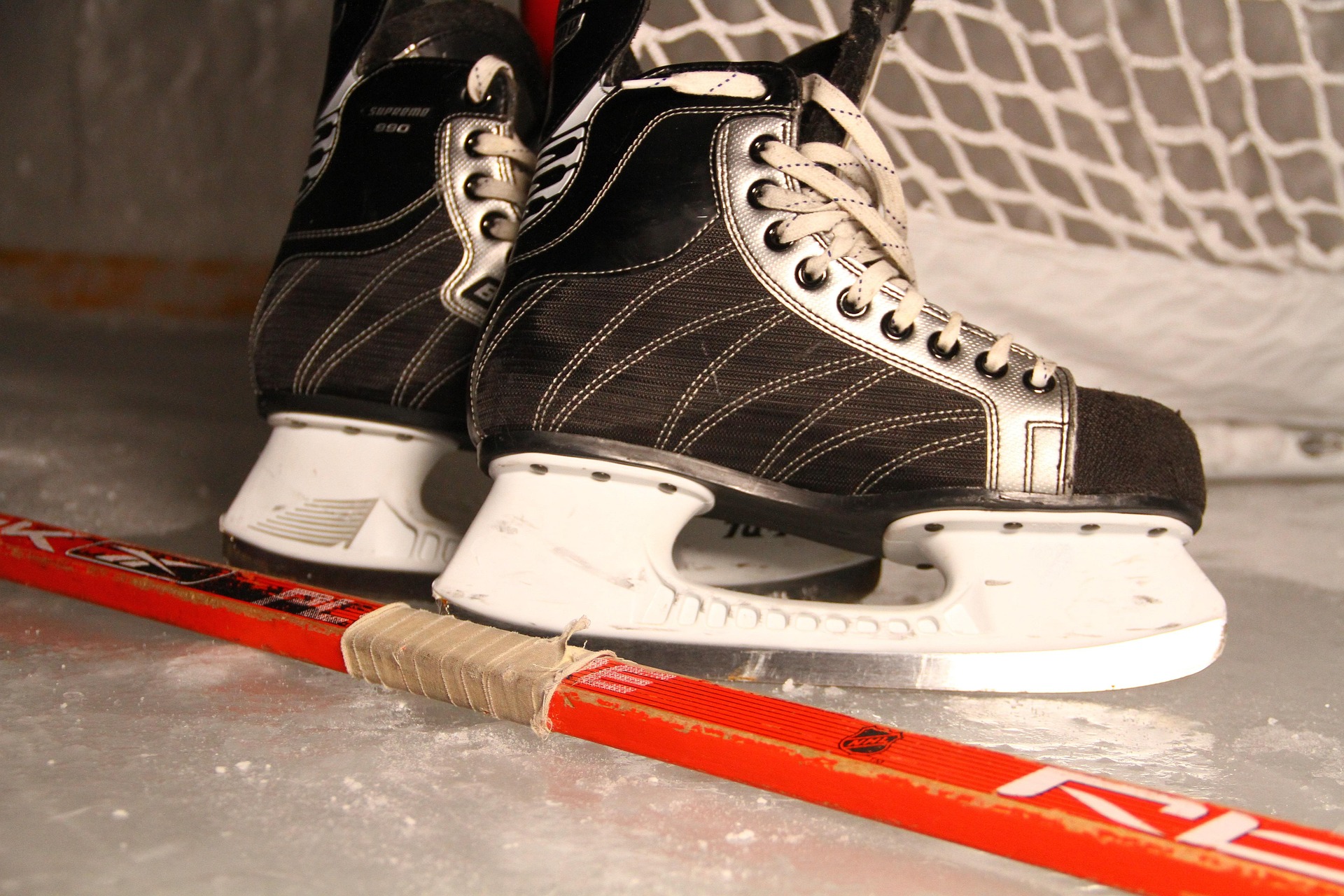 genrebild ishockey skridskor