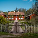Gammalt rött hus. De linneanska trädgårdarna