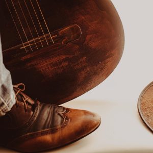 Detaljer av fot, gitarr och hatt, Rebecca Tilles