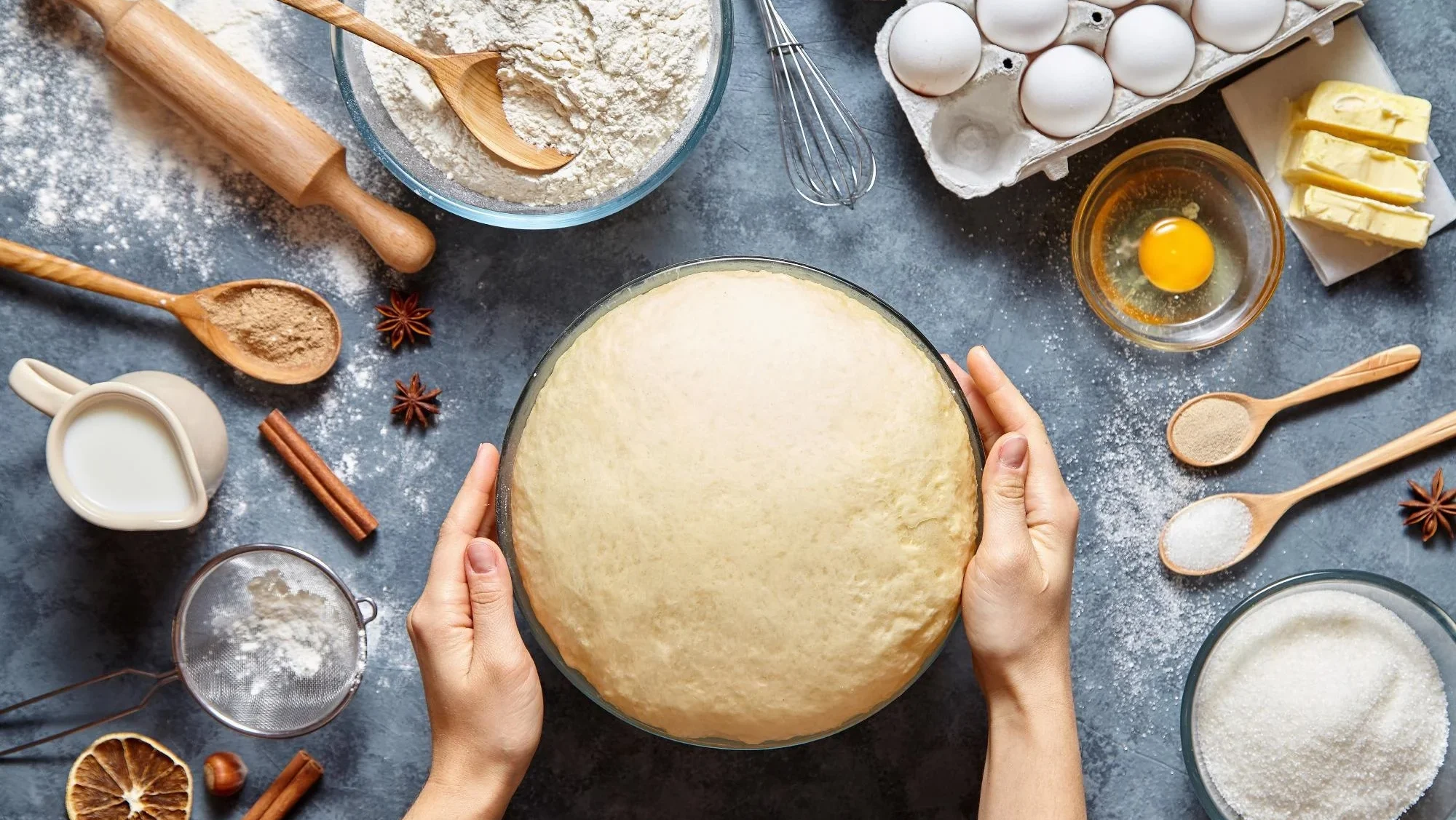 Deg i en form med ingredienser spridda runt om. (Värdens Utemat)