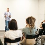 Man som föreläser inför grupp
