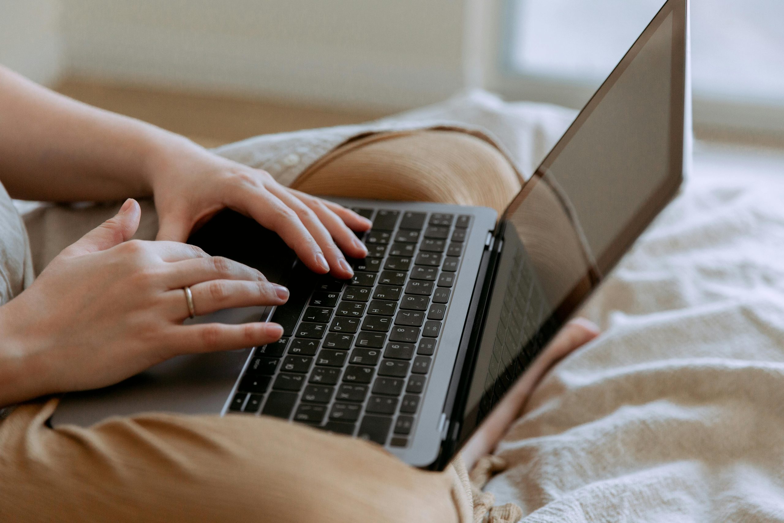 person med laptop i knät