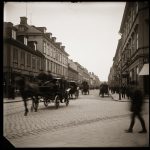 En AI-genererad bild som ska efterlikna ett fotografi av en stad med folk på gatan från början av 1900-talet.