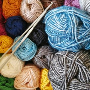 Garnnystan i massa olika färger StickCafe Stickcafé på Alunda bibliotek