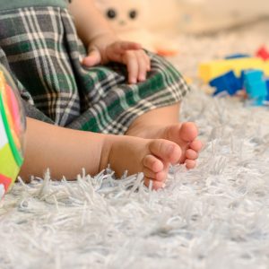 bebis bäbis baby småbarn fötter lek