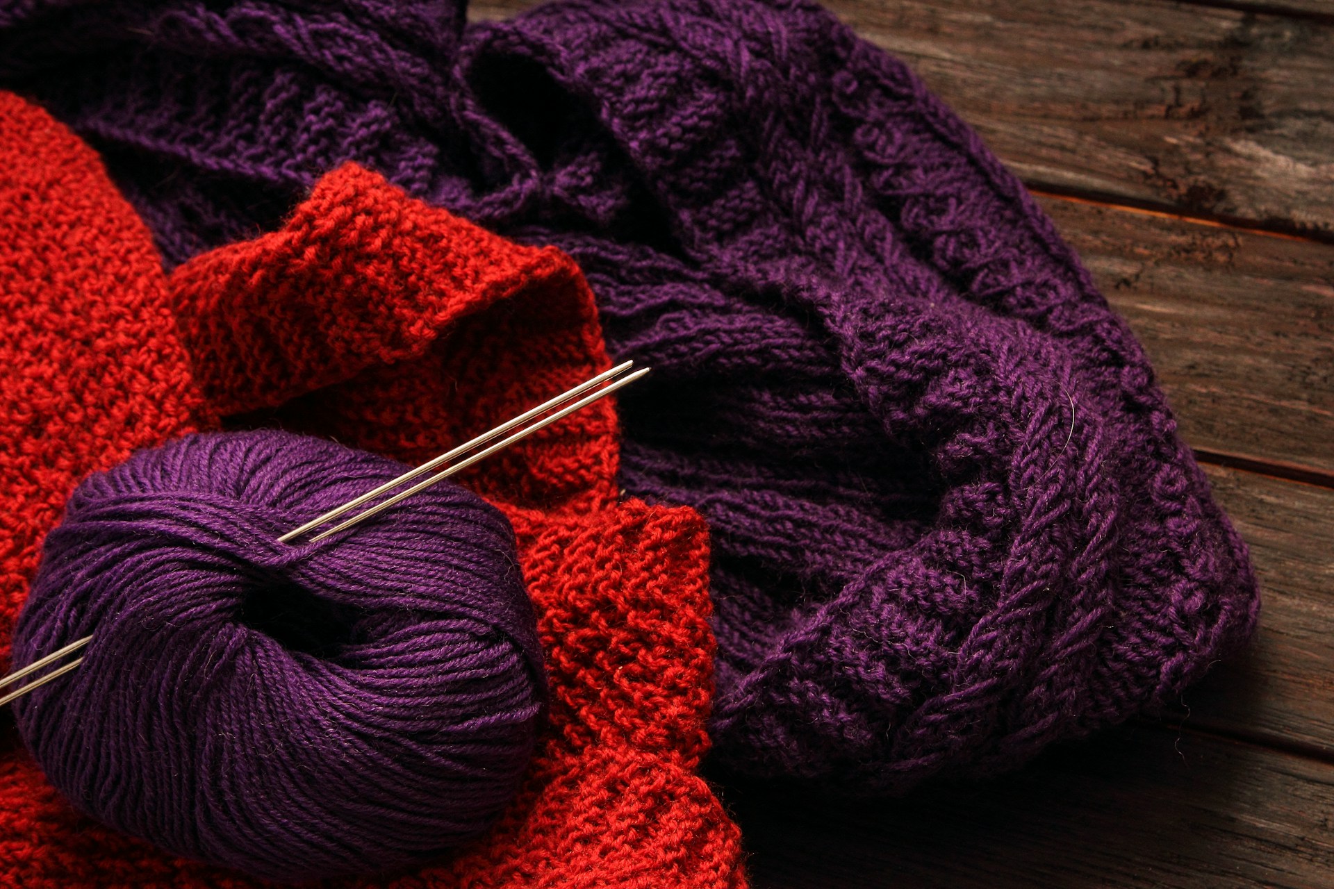 En stickning med garn. Finsk handarbetsgrupp i Österbybruk