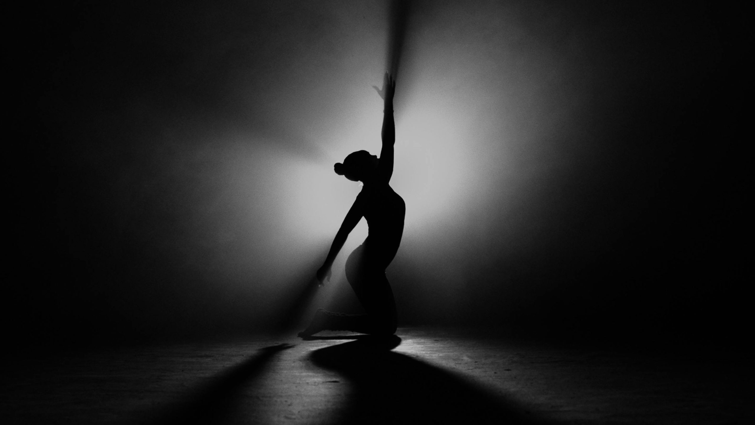 Siluetten av en dansare i spotlight.