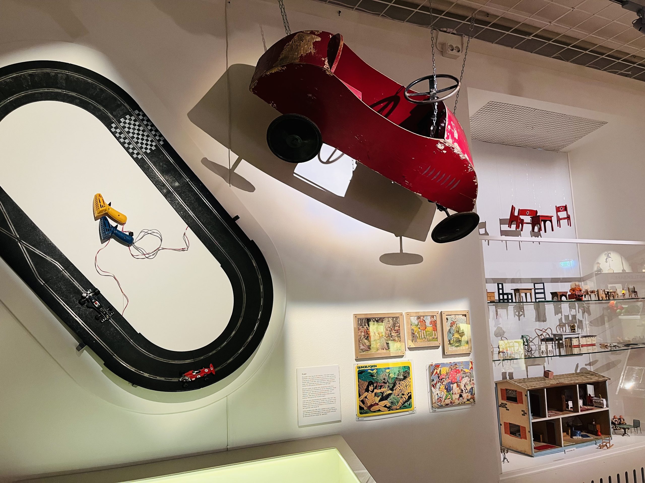 rally bil race bana, pussel, dockskåp dockhus, LEK! Leksaker genom tiderna, utställning Enköping museum, historia