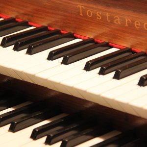 Närbild på en orgel.