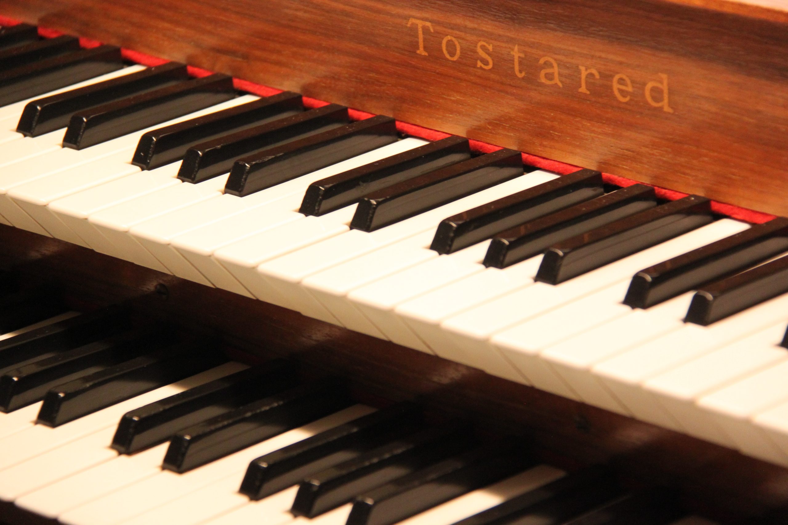 Närbild på en orgel.